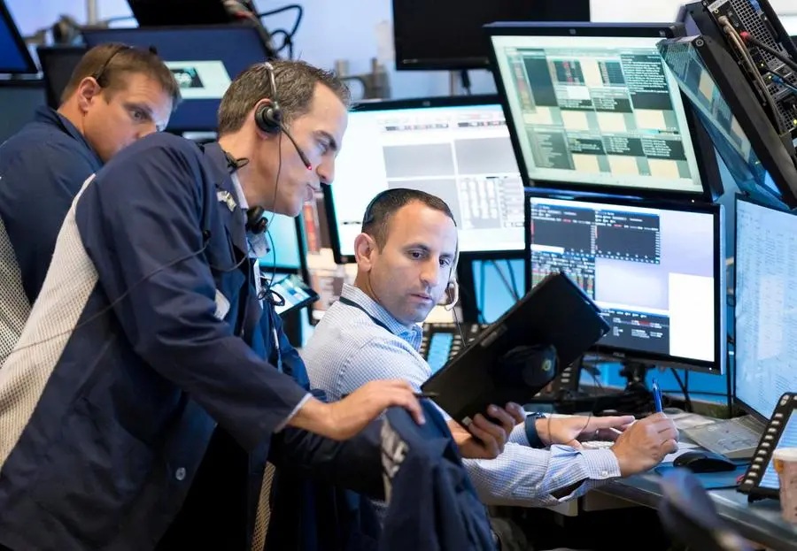 Borsa italiana a picco, spread Btp oltre 230 punti. Dow Jones in calo -2,73%. Cosa succede