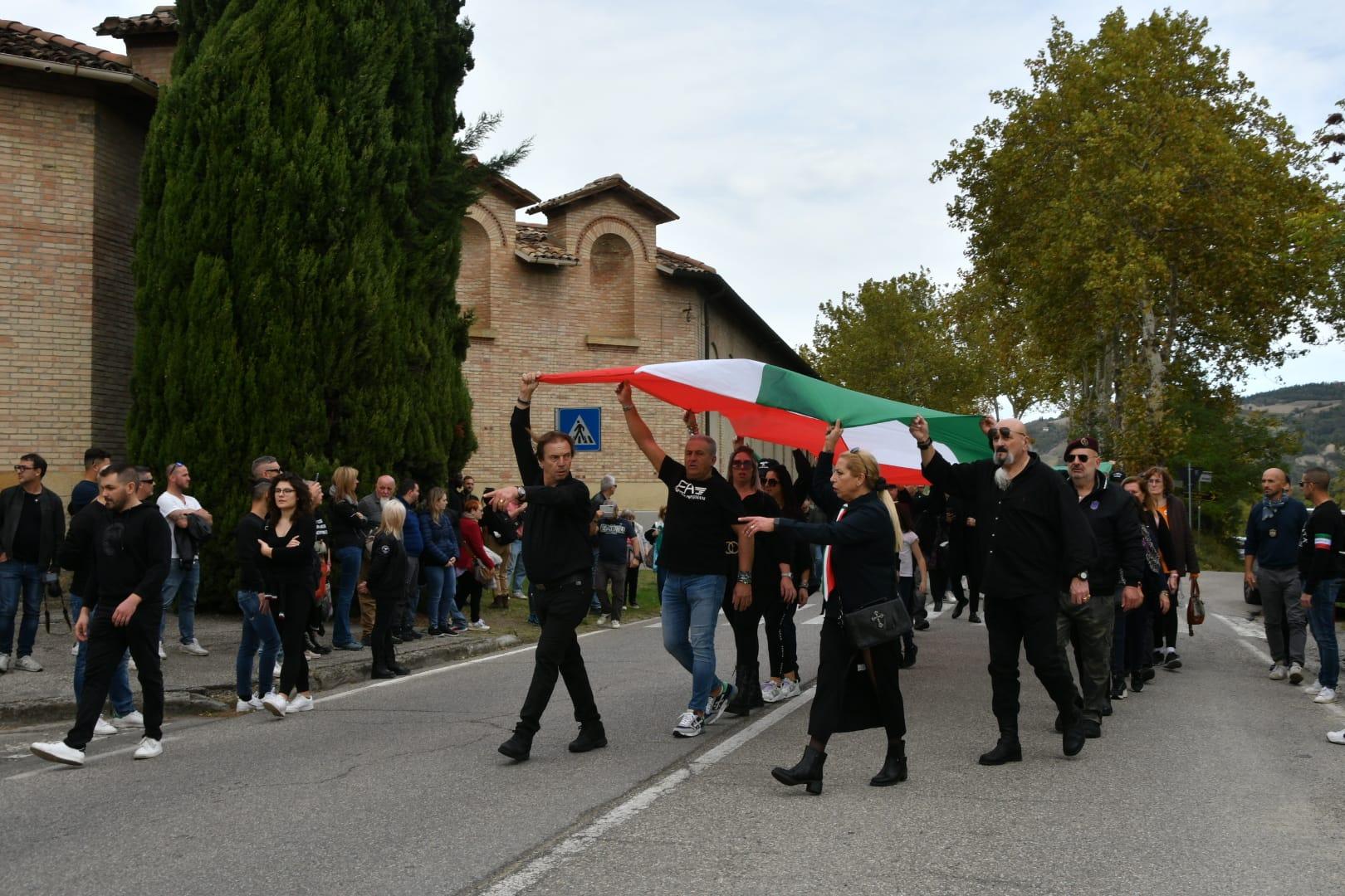 A Predappio 3 mila in corteo, saluti romani davanti alla cripta di Mussolini  - HuffPost Italia