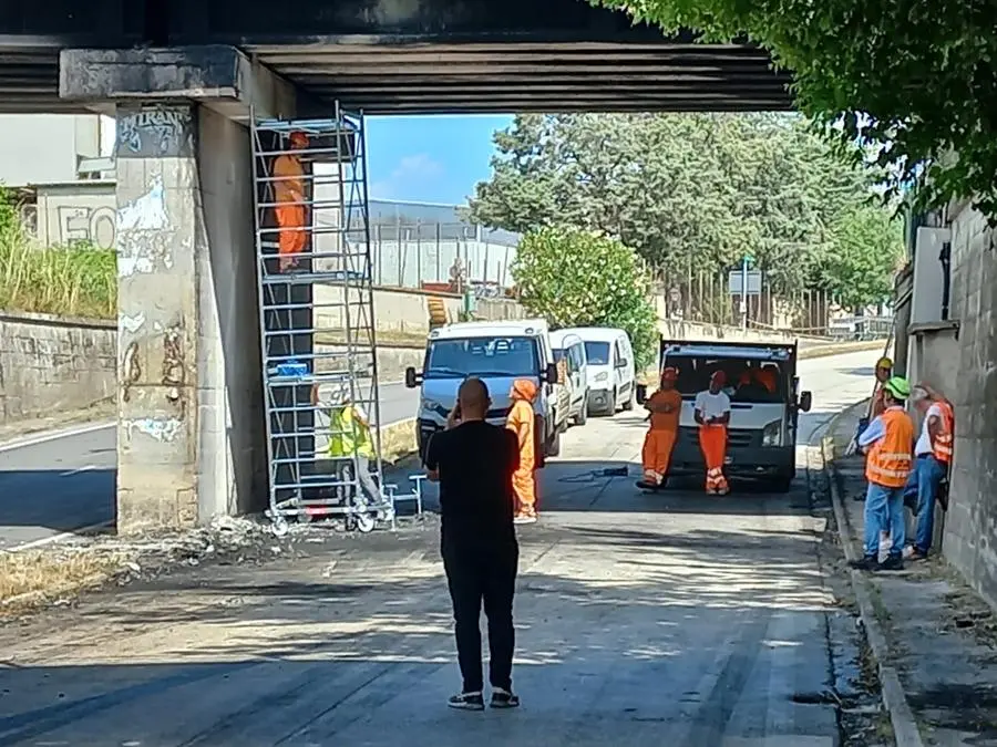 Jesi, dopo lo schianto resta chiuso lo svincolo della superstrada, disagi per i treni