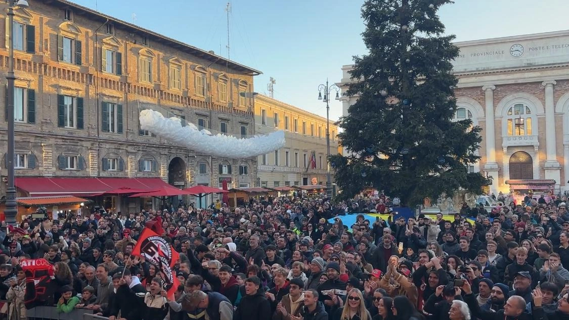 Bagnaia fa il bis. Fans in delirio: "Ma volevamo soffrire di più"