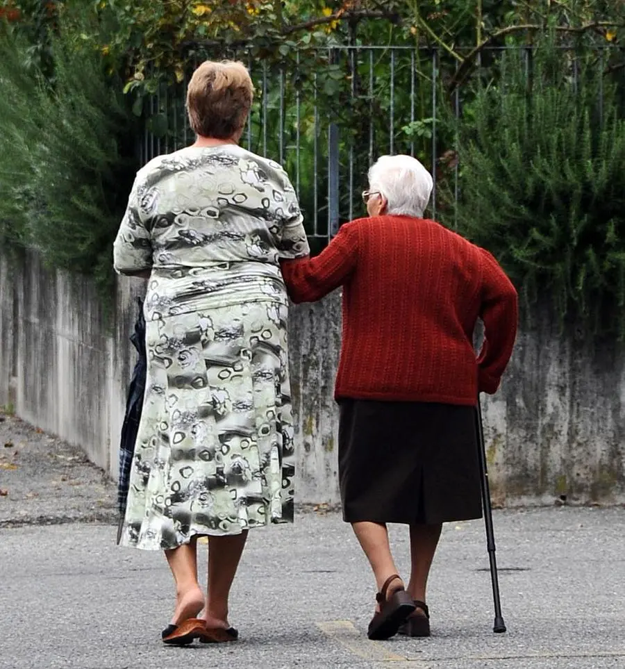 Si allontana da casa per il weekend E la badante le porta via tutto