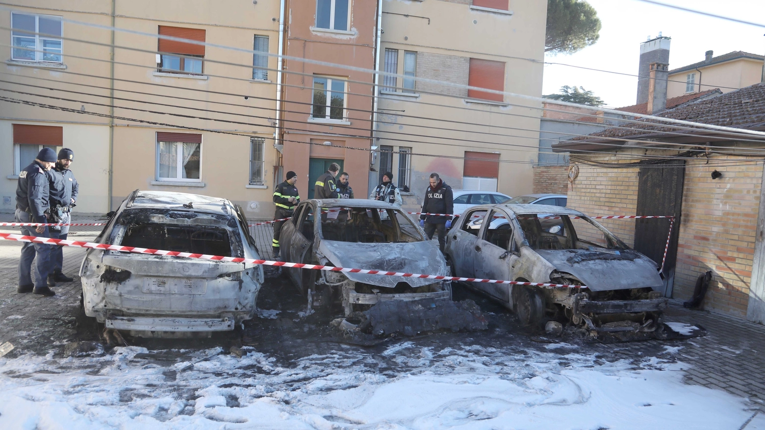 Un incendio in via Fiume ha distrutto tre macchine parcheggiate