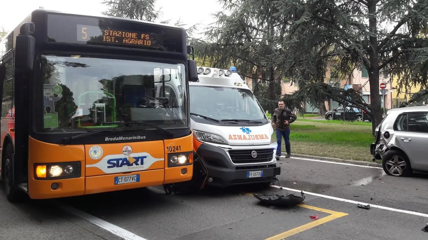 Carambola tra ambulanza e autobus