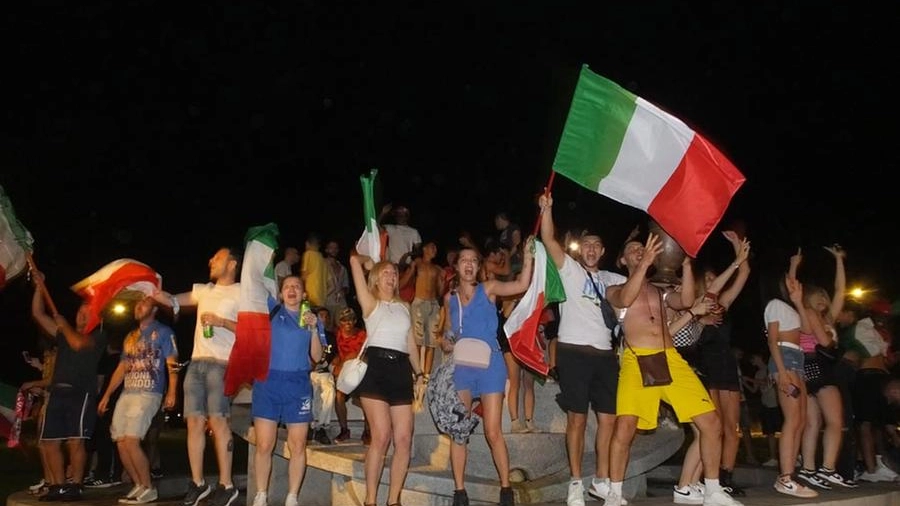 I tifosi sul monumento a Guastalla