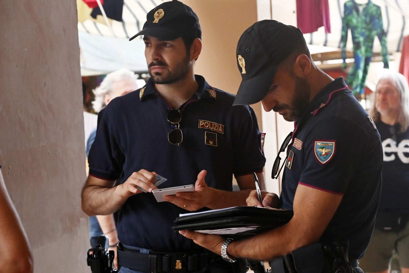 I controlli degli agenti di polizia a Bologna (foto Schicchi)