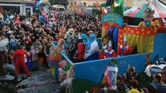 Il Carnevale fa il botto con 10mila persone,  quintali di dolciumi e tanto divertimento