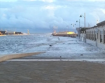 Cesenatico flagellata dal maltempo: mareggiate e raffiche di vento fino a 90 km orari