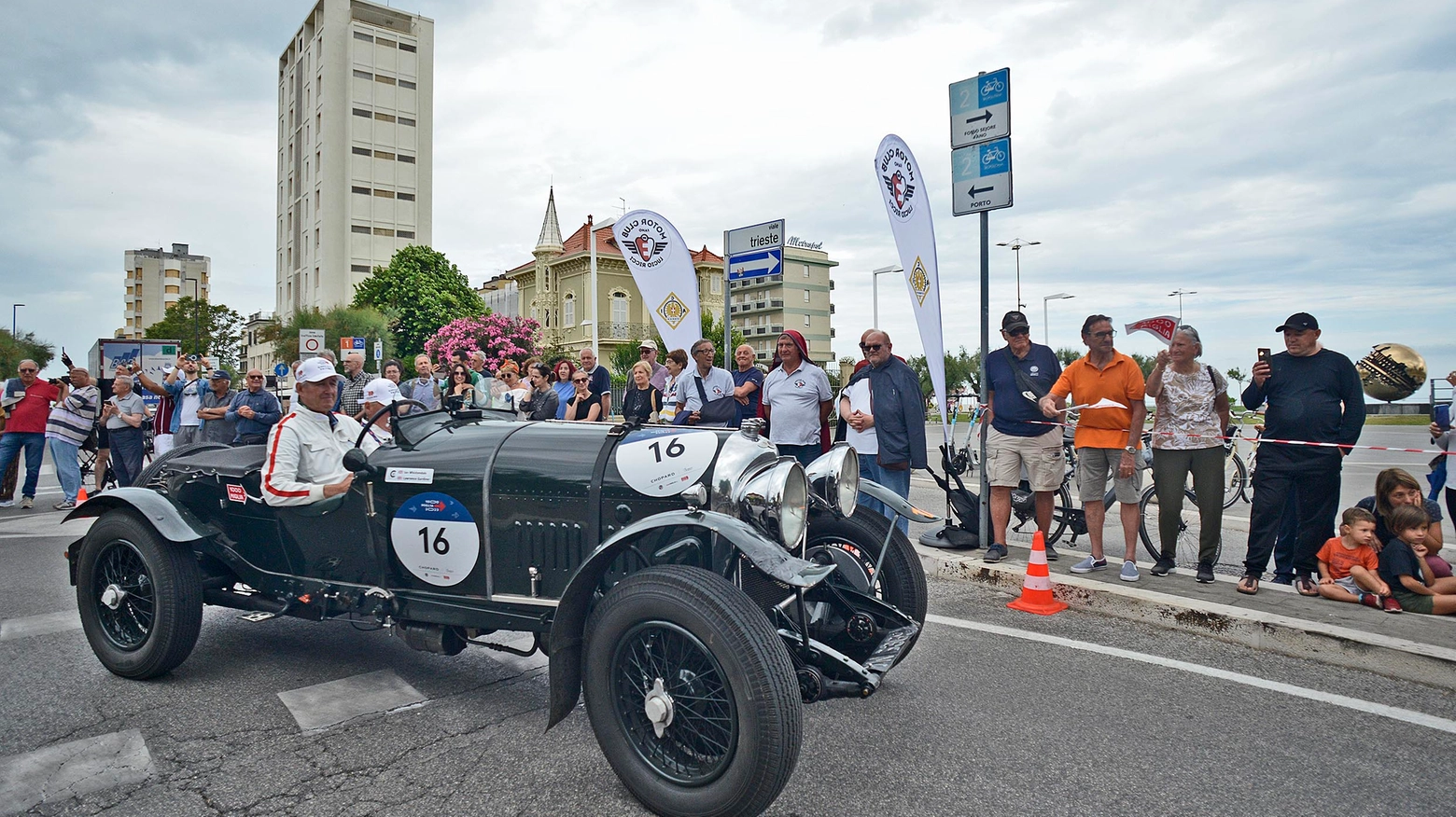 Mille Miglia 2023, il passaggio in Piazza del Popolo a Pesaro