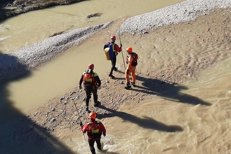 Le ricerche dei dispersi (foto Ansa)