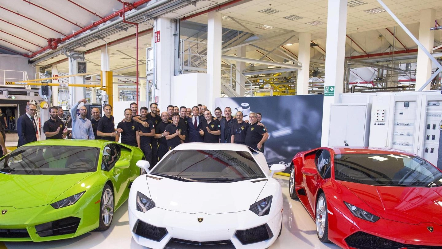 Foto di gruppo per la visita del premier Matteo Renzi allo stabilimento della Lamborghini (Ansa)