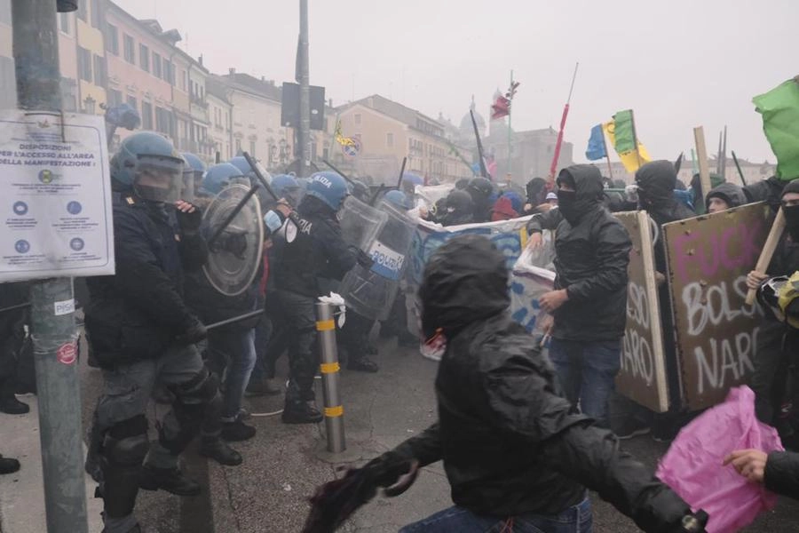 Padova scontro tra manifestanti anti Bolsonaro e la Polizia