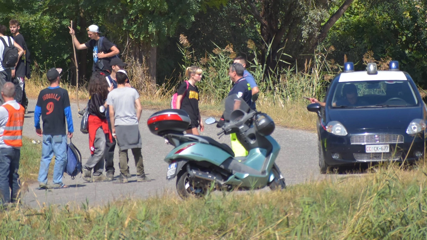 I militari hanno bloccato gli accessi alla zona del rave per fermare gli arrivi