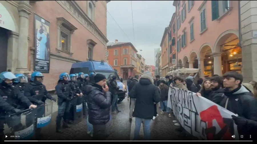 Corteo del Cua oggi in centro a Bologna: attivisti schierati davanti a palazzo Albergati