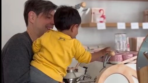 Rubens Gardelli, 43 anni, imprenditore forlivese del caffè in un frame d’un video assieme al figlio Brando