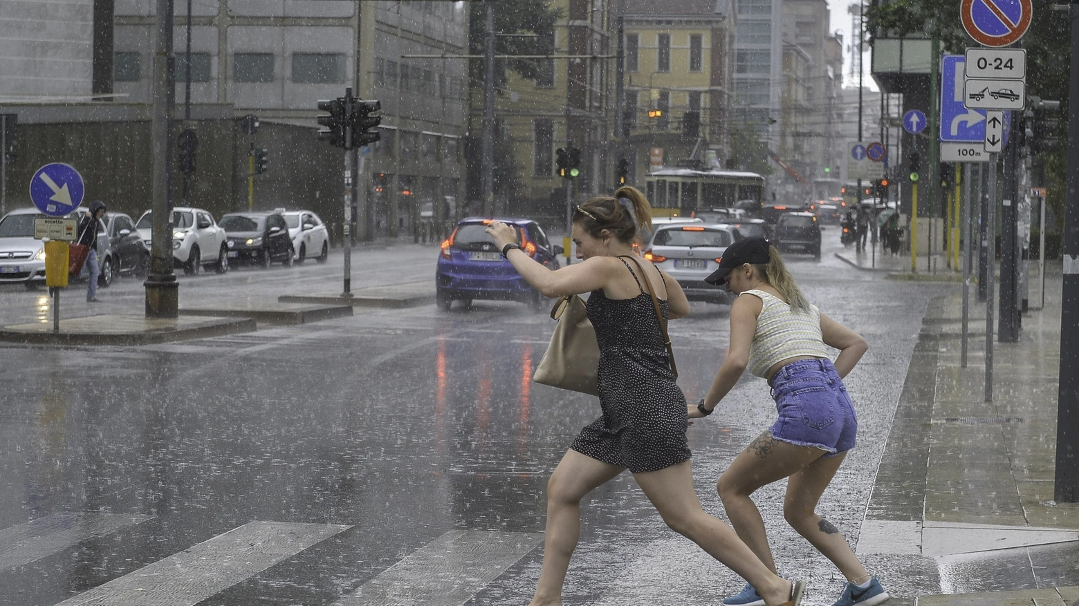 Previsioni meteo, allerta per temporali (foto d'archivio Newpress)