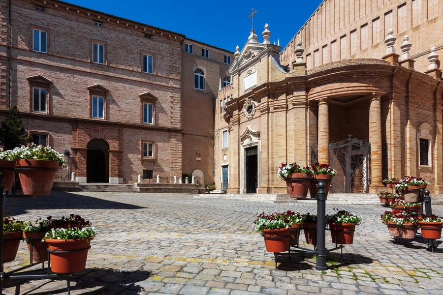 Uno scorcio di Macerata (piazza Strambi), la città più 'green' delle Marche