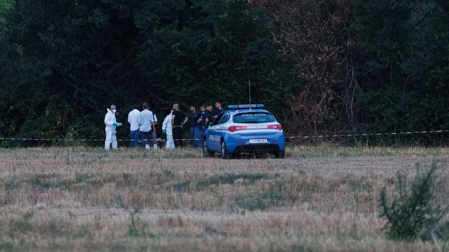 Le indagini in via Pallavicini, dove è stato trovato il cadavere di un 22enne