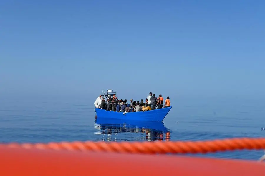 Migranti: naufragio barca a vela in Grecia. Si cercano decine di persone in mare