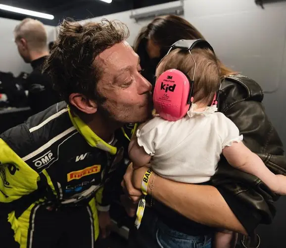 Valentino Rossi papà dolcissimo a Barcellona: esordio al paddock per la piccola Giulietta