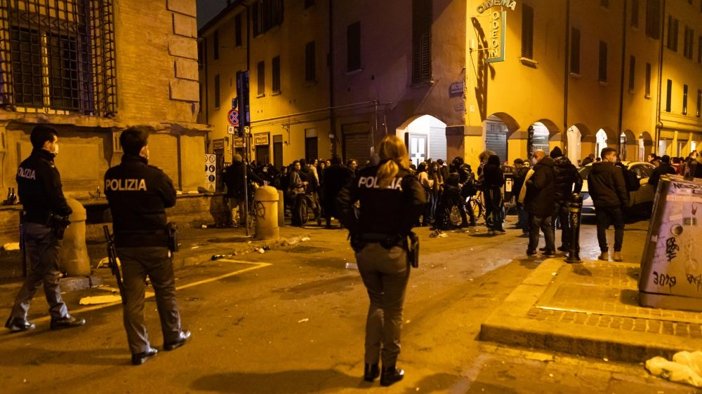 Assembramenti in via Belle Arti a Bologna (FotoSchicchi)