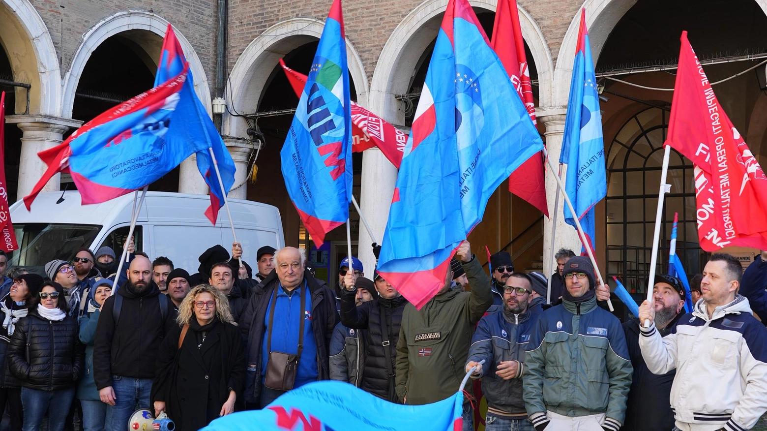 Maserati, i lavoratori in Comune. Il sindaco: "Stellantis investa qui. Tanti progetti sull’automotive"