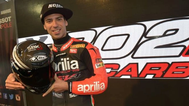 Il pilota ravennate Marco Melandri mette all'asta un suo casco.