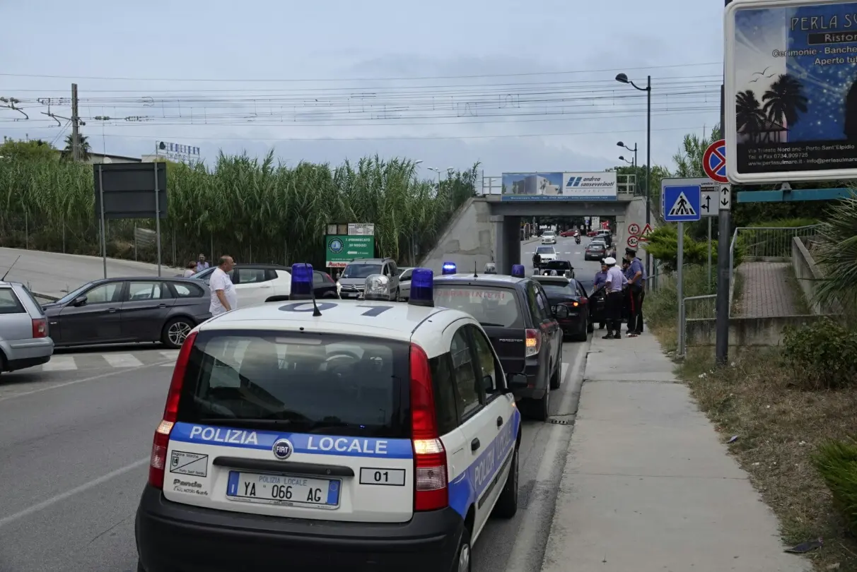 Porto Sant'Elpidio, controlli a tappeto di carabinieri e vigili lungo la costa. Le foto