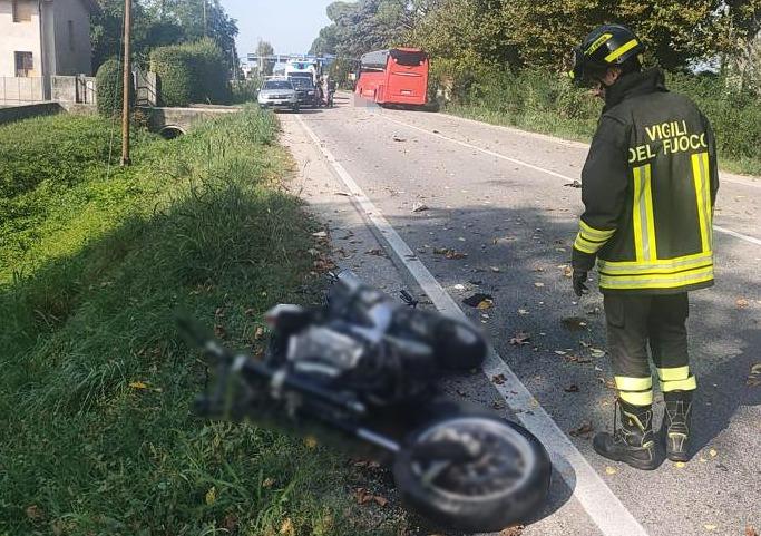 Incidente Frontale Contro Il Bus: Muore In Moto A 32 Anni