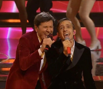 Sanremo 2023, Gianni Morandi e Sangiovanni fanno ballare l’Ariston con "Fatti mandare dalla mamma"