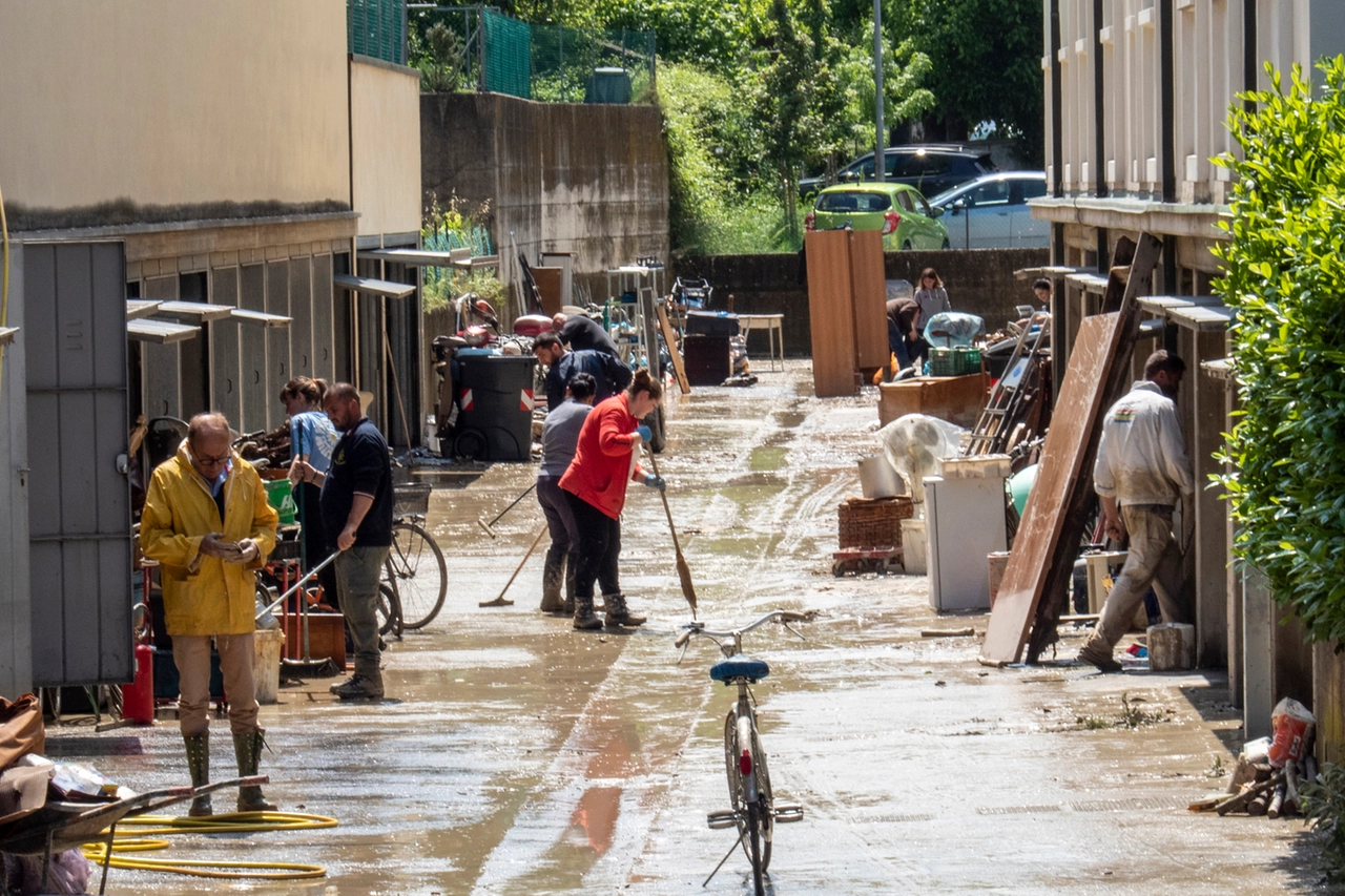 Faenza, residenti il giorno dopo (Foto Corelli)