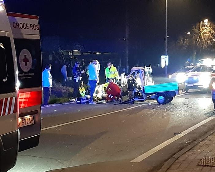 Scontro Fra Auto E Apecar Un Enne Lotta Per La Vita