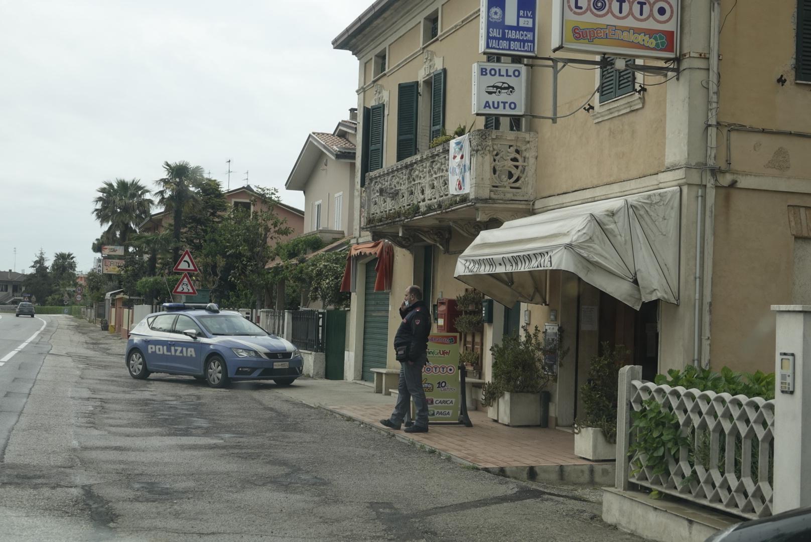 Rapina A Lido Tre Archi Armato Di Siringa Assalta Tabaccheria