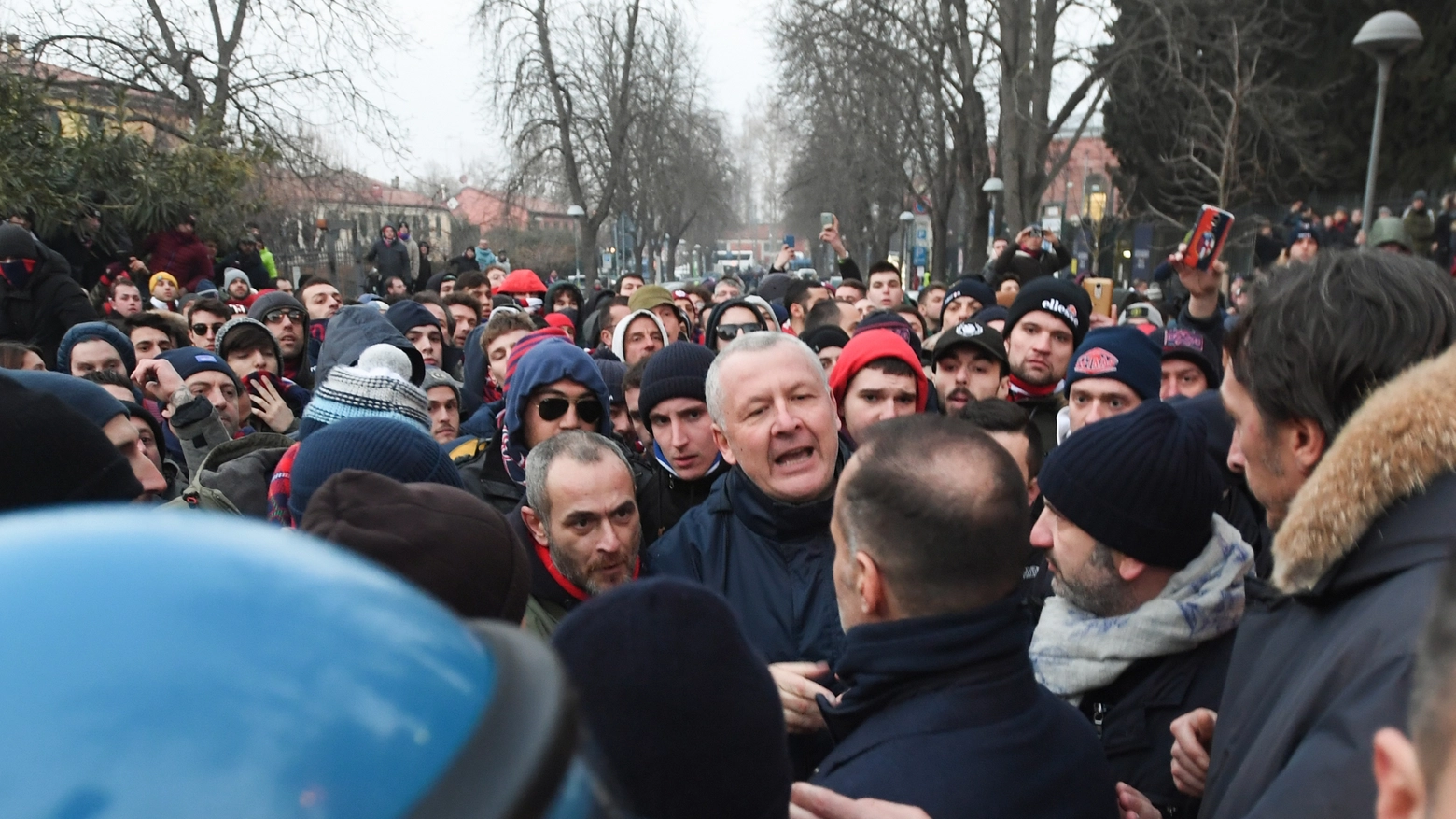 Il confronto tra Saputo e i tifosi fuori dallo stadio (Ansa)