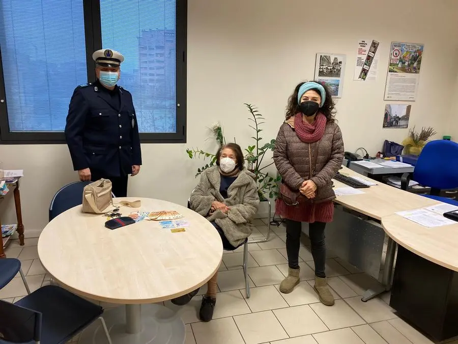 Bologna, trova una borsa con duemila euro nella spazzatura e la porta ai vigili