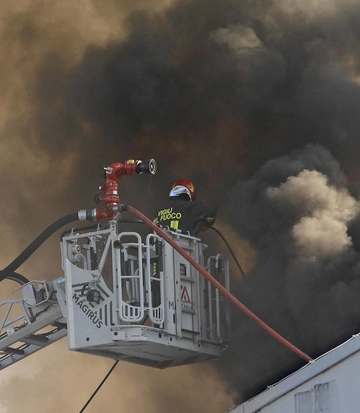 Fiamme alla Scavolini. Prende fuoco il catrame sul tetto. Tutti fuori. "Ma oggi si riparte"