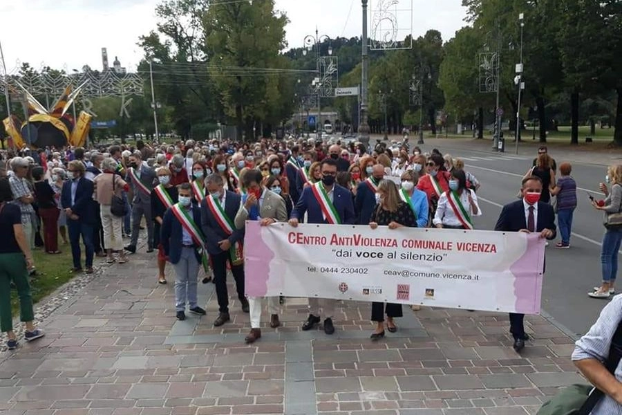 Il corteo silenzioso contro la violenza sulle donne