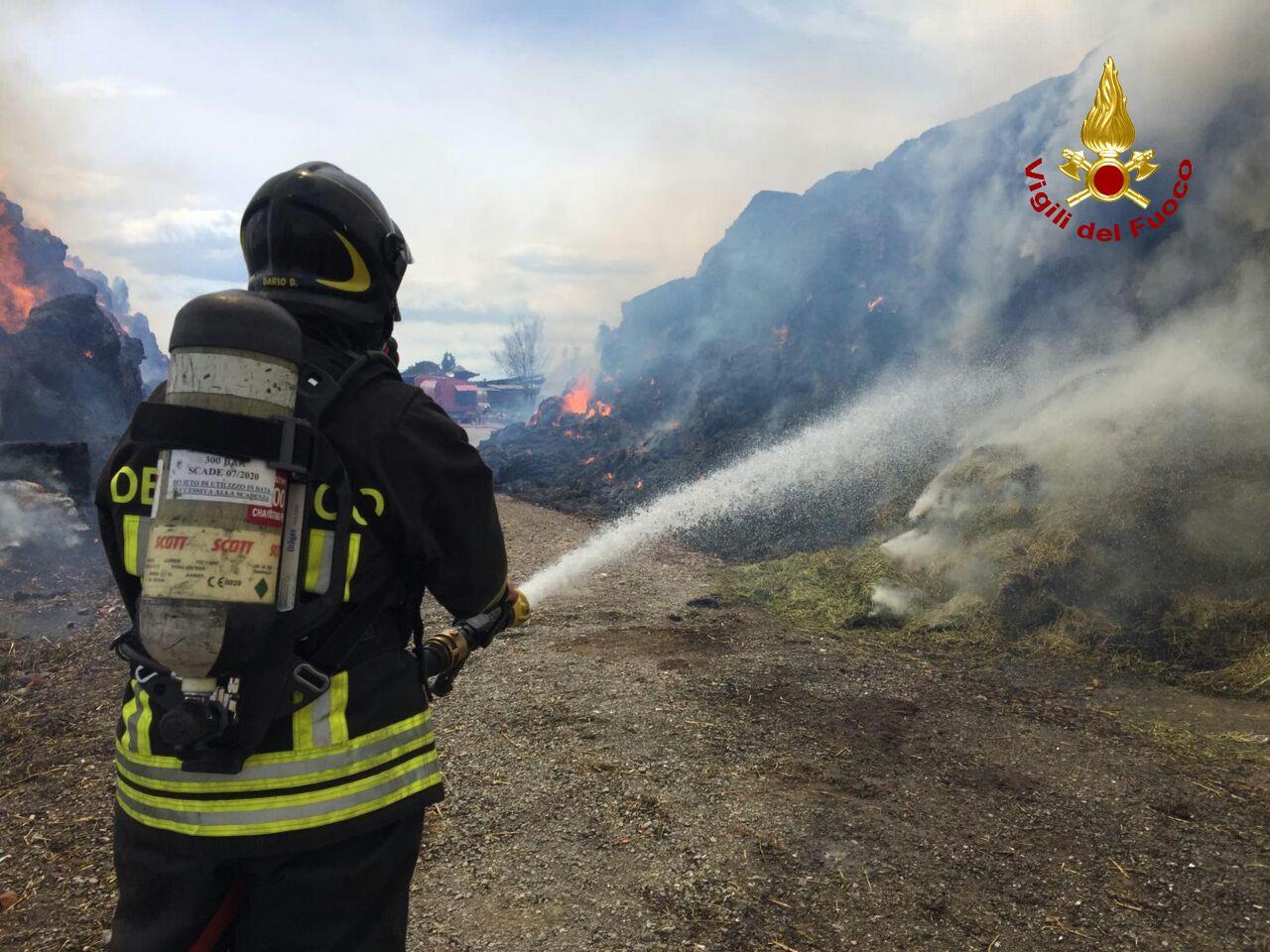 Incendio A San Pietro In Casale, Fiamme Nell'azienda Agricola