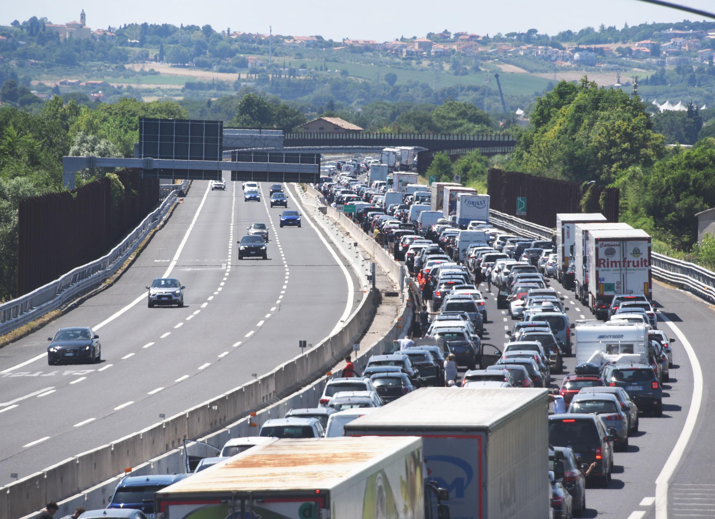 Incidente A14 Oggi Tra Cattolica E Riccione: Auto Si Cappotta, Grave Il ...