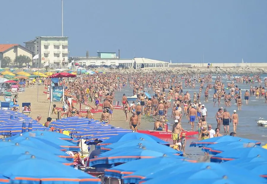 Pesaro, vanno in mare e rischiano di affogare. Botte alla festa, buttafuori in questura