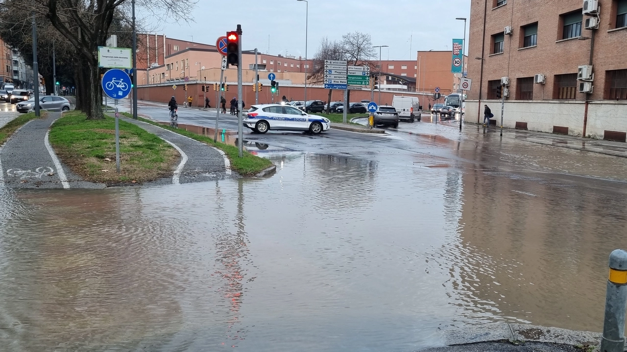 Allagamenti a Bologna per la rottura di tubi della reta idrica