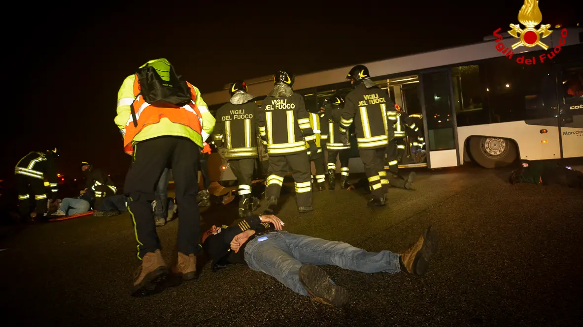 Bologna, incidente aereo al Marconi. Ma è una prova