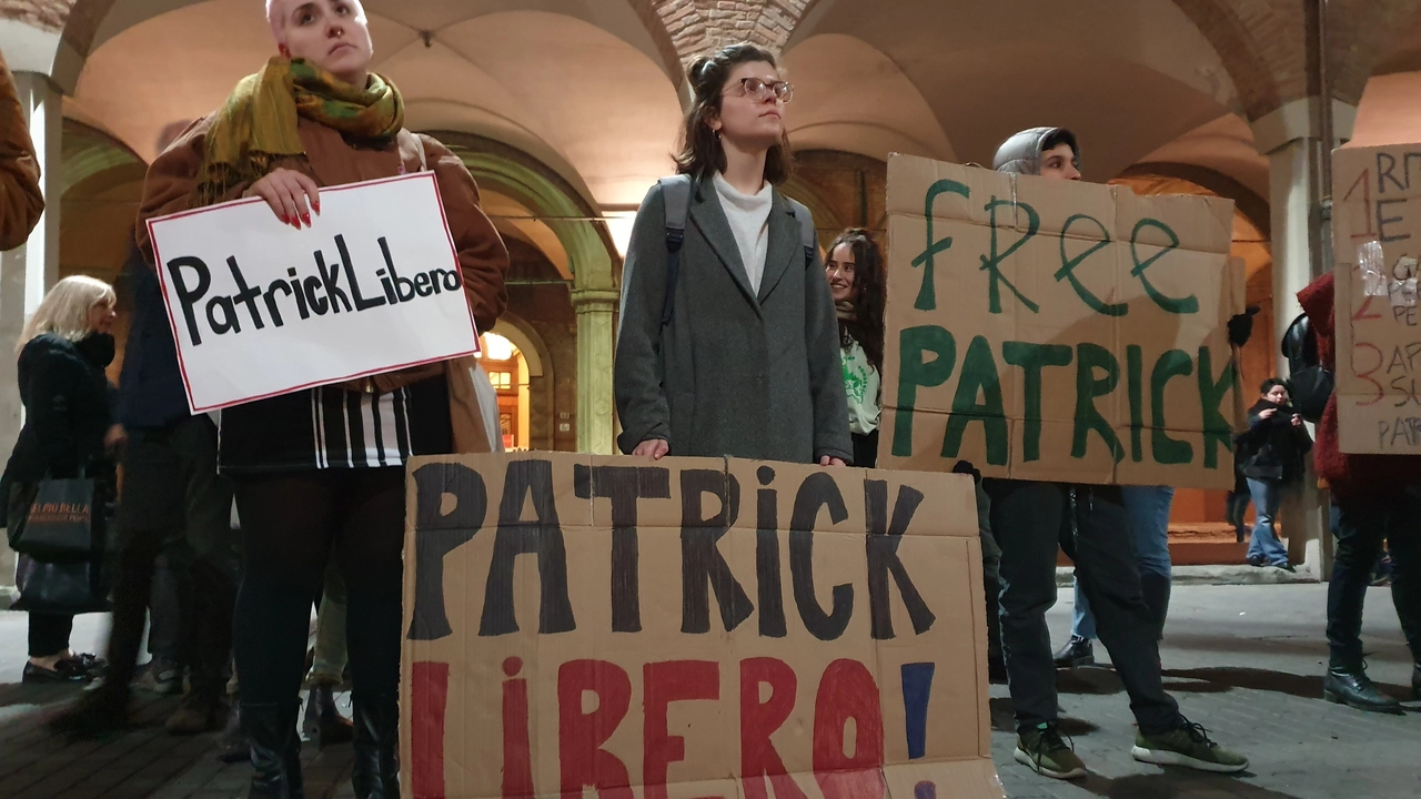 Bologna, flah mob di solidarietà per lo studente arrestato in Egitto (Dire)