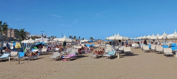 L’estate non finisce mai: tanti riminesi in spiaggia nel weekend di fine ottobre