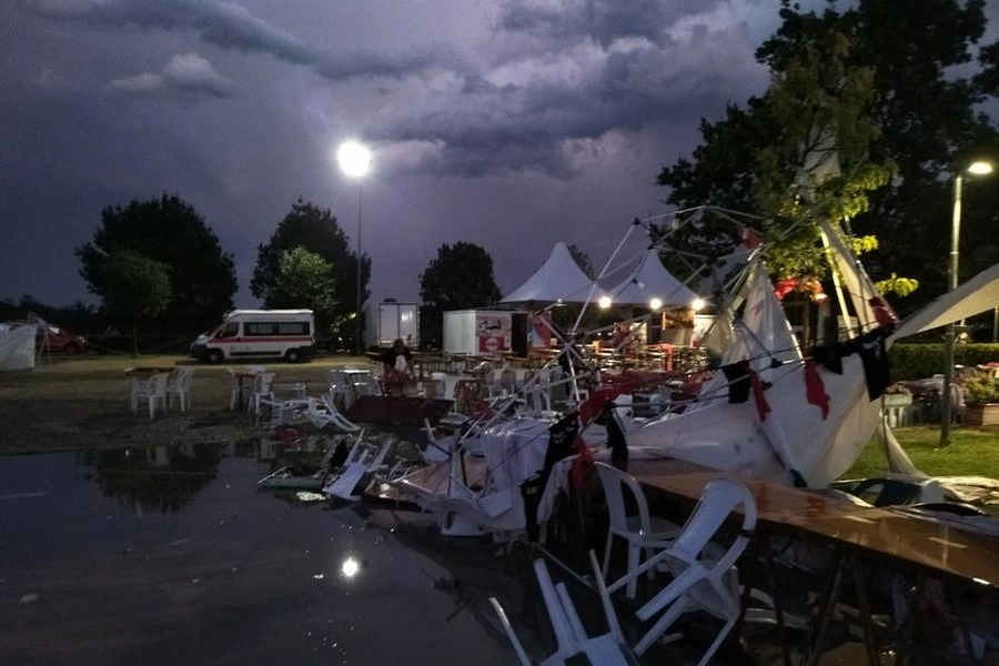 Tromba d'aria a Reggio Emilia, devastati gli stand a 