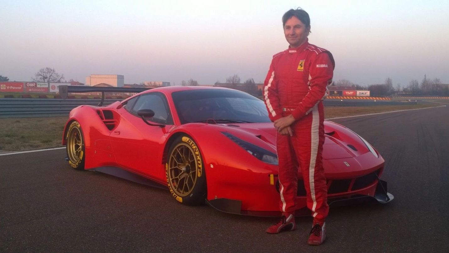 Andrea Montermini con tanto di Ferrari: a 52 anni al volante corre e insegna