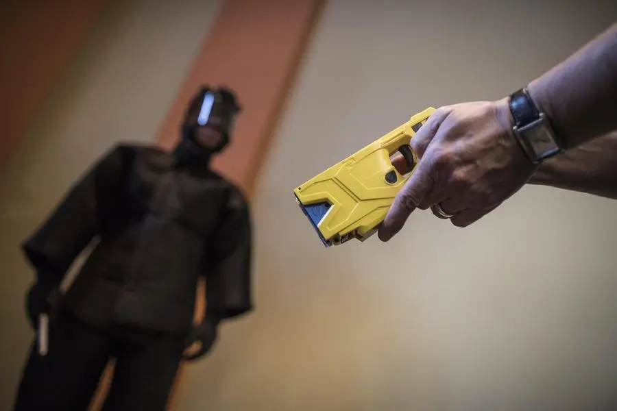 Taser alle forze dell'ordine, sperimentazione al via anche a Bologna