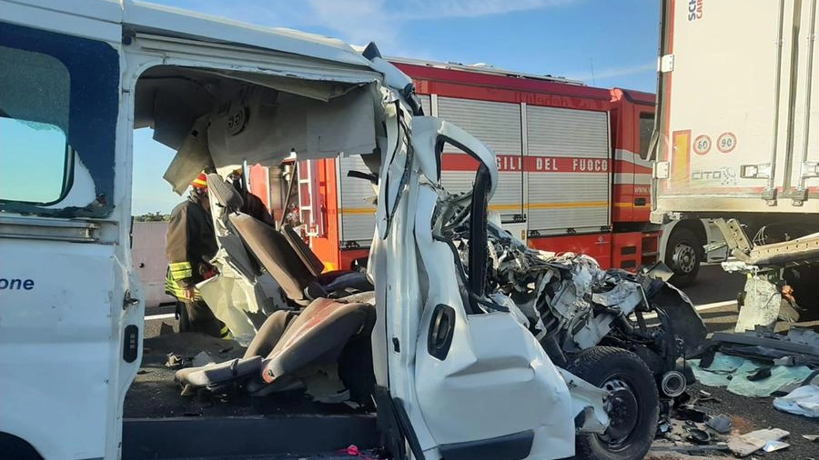 Il pulmino distrutto nell'incidente in A4