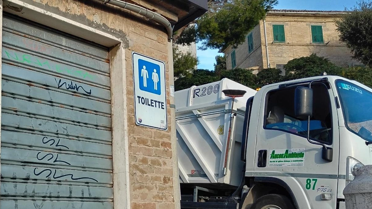 Ma i bagni pubblici al Guasco restano aperti con il contagocce