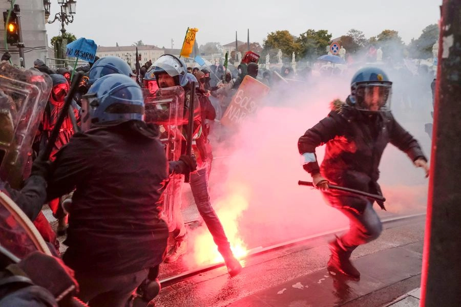 Padova visita di Bolsonaro scontri tra polizia e attivisti