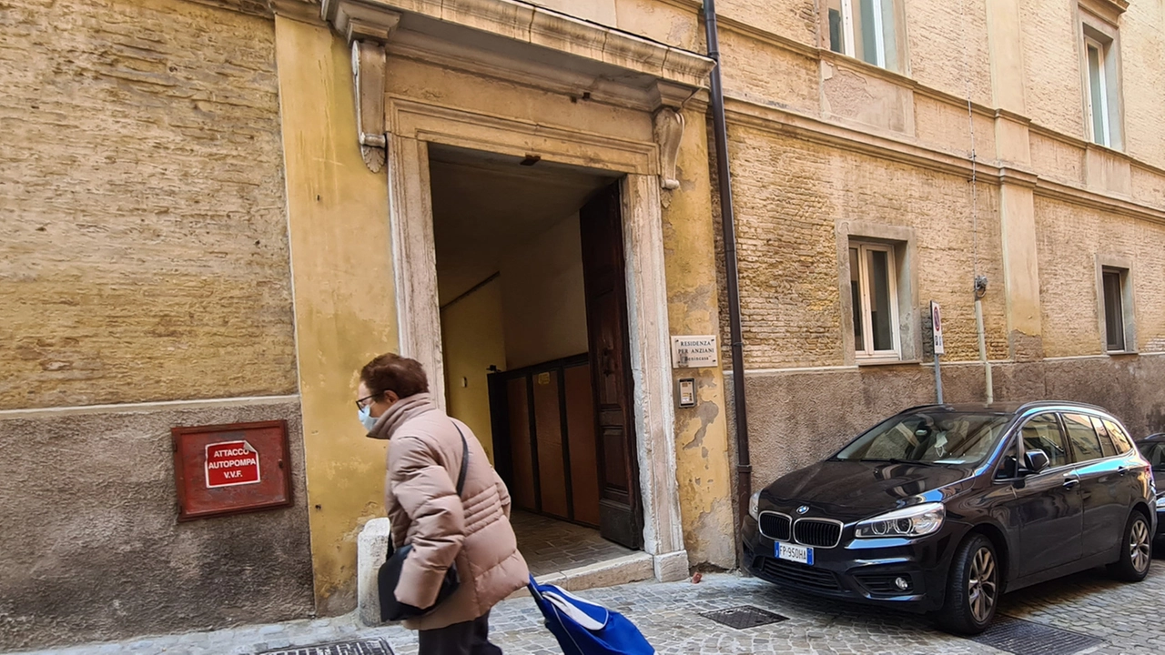 La casa di riposo comunale Benincasa si trova in via Podesti, nel cuore del centro storico